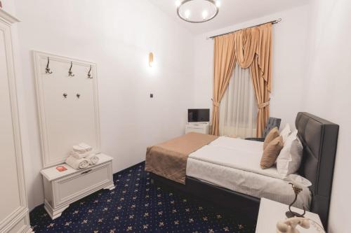 Postel nebo postele na pokoji v ubytování Hotel Carol - Vatra Dornei
