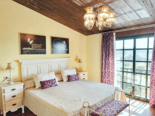 En eller flere senge i et værelse på ThatsHome Villa Pedriñas