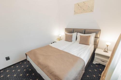 Postel nebo postele na pokoji v ubytování Hotel Carol - Vatra Dornei