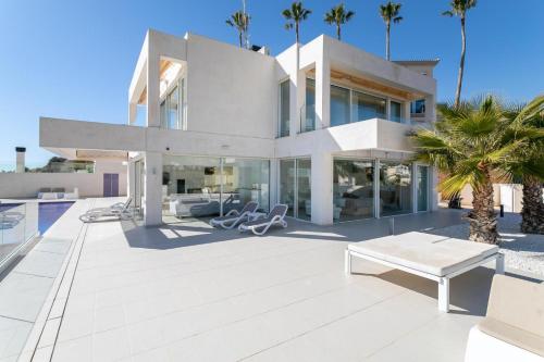 Designvilla with breathtaking view for 14 guests