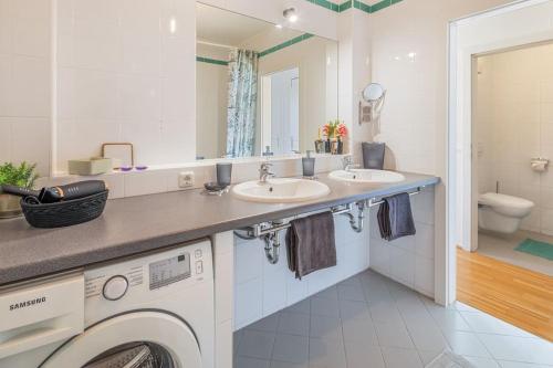 2 separate Full Apartments - 5 BR - Gym - Parking - Rooftop