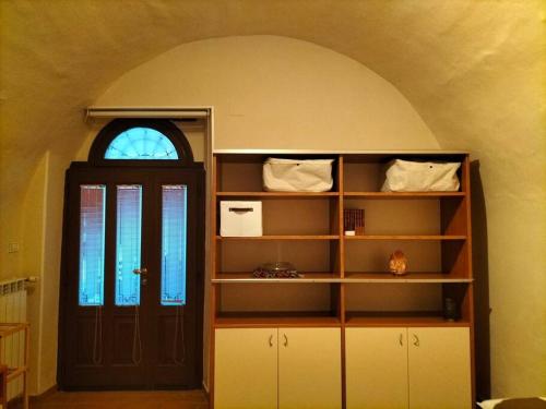 a room with a book shelf and a door at Intero Appartamento in Corte con giardino in Concesio