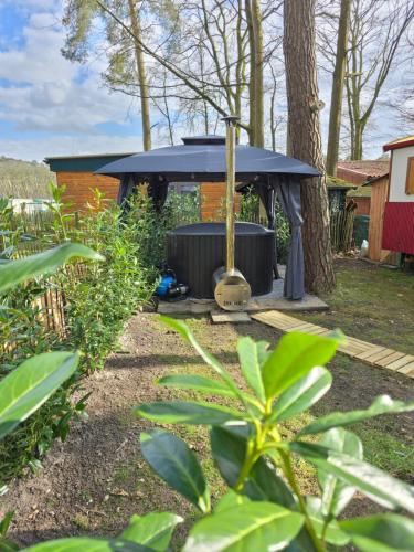 Jardin de l'établissement pipowagen met prive Hot tub