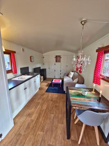 Cuisine ou kitchenette dans l'établissement pipowagen met prive Hot tub