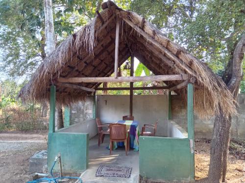 Cette petite cabane comprend une table et des chaises. dans l'établissement ROCK VIEW RELAX Inn, à Sigirîya