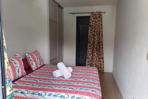a bedroom with a bed with two towels on it at Roof Top Papeete in Papeete
