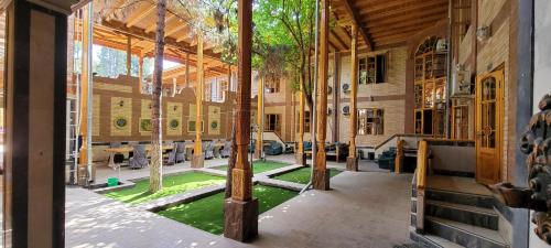 een groot gebouw met een vijver in het midden bij Hotel Kamila in Samarkand