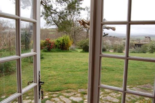 an open window looking out at a yard at Ma Maison sur la Colline in Escosse