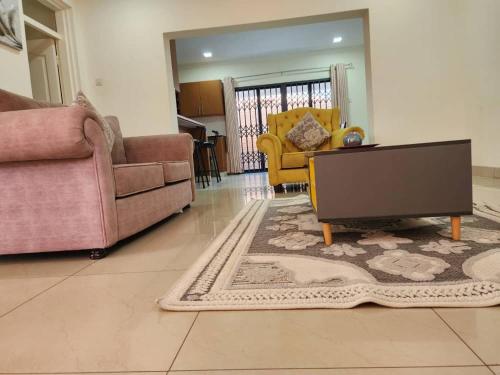 Modern & secure apartment in Area 43 Lilongwe - self cateringにあるシーティングエリア