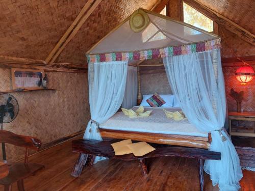Schlafzimmer mit Himmelbett und blauen Vorhängen in der Unterkunft Jungle Bar Honeymoon suite & private pool in San Vicente