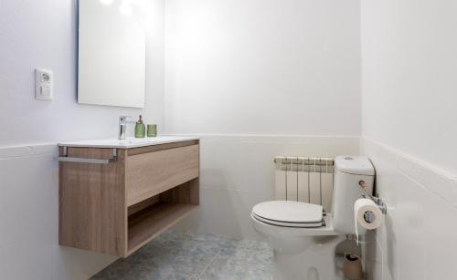 uma casa de banho branca com um WC e um lavatório em FONTETA em Fonteta