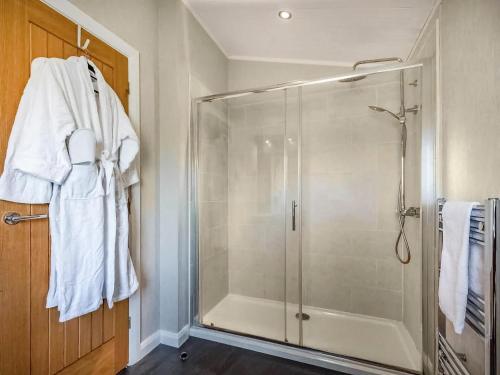 bagno con doccia e box doccia in vetro di Oakwood Lodge a Lochwinnoch