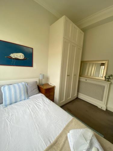 Rúm í herbergi á Single Bedroom in Chelsea