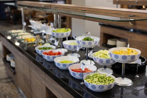 uma linha de buffet com tigelas de diferentes tipos de alimentos em Anemon Karabük Hotel em Karabük