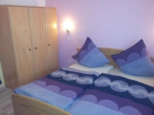 Tempat tidur dalam kamar di Gemütliche Ferienwohnung in Rheindiebach mit Grill und Terrasse