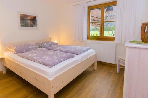 um quarto com uma cama com almofadas azuis em Tolle Ferienwohnung in Oberau mit Terrasse em Oberau