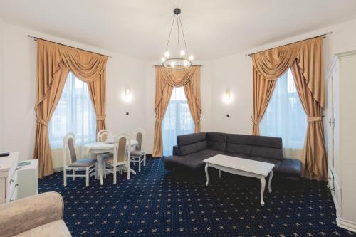 Posezení v ubytování Hotel Carol - Vatra Dornei
