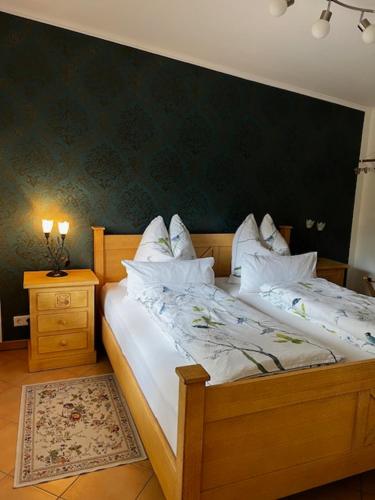 1 dormitorio con 2 camas y pared verde en Exklusives Refugium- Privat-Boardinghouse Meerbusch - Ihre Oase nahe der Messe Düsseldorf en Meerbusch