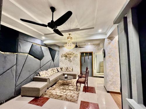 sala de estar con sofá y ventilador de techo en Northern Bliss Haven: Your Ultimate Winter Escape at Islamabad Holiday Apartments - Choose from One & Two-Bed Units, en Islamabad