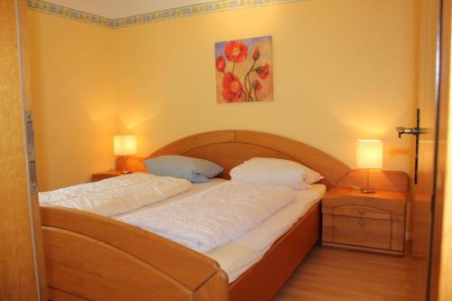 ein Schlafzimmer mit einem Bett mit zwei Kissen darauf in der Unterkunft Apartmenthaus Padua in Büsum
