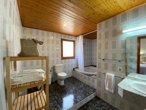 W łazience znajduje się toaleta, wanna i umywalka. w obiekcie Hotel Rural Cal Amadeu w mieście Vilanova de Escornalbou