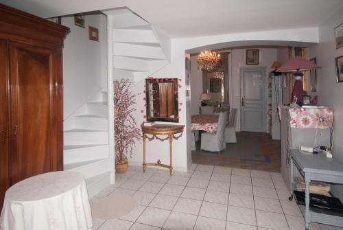 - un salon avec un escalier et un miroir dans l'établissement MAISON DE CHARME PRES de la MER CLIMATISEE, à Saint-Cyr-sur-Mer