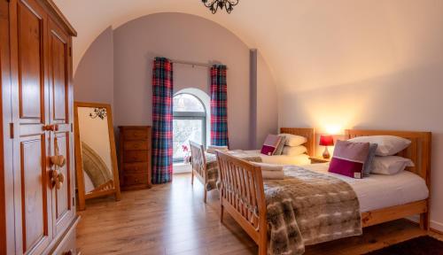Postel nebo postele na pokoji v ubytování Abbey Church Upper North Aisle Luxury Self Catering 2 bedroom Apartments