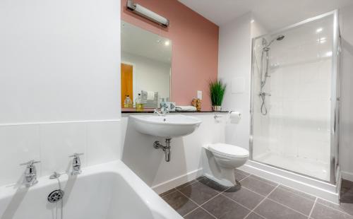 Ванная комната в Abbey Church Upper North Aisle Luxury Self Catering 2 bedroom Apartments
