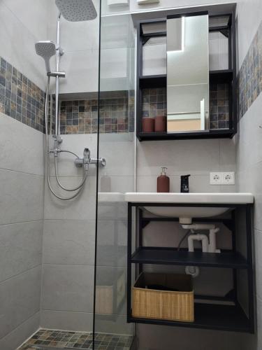 Koupelna v ubytování Living Flat, eine Wohnung mit zwei Schlafzimmern und Balkon