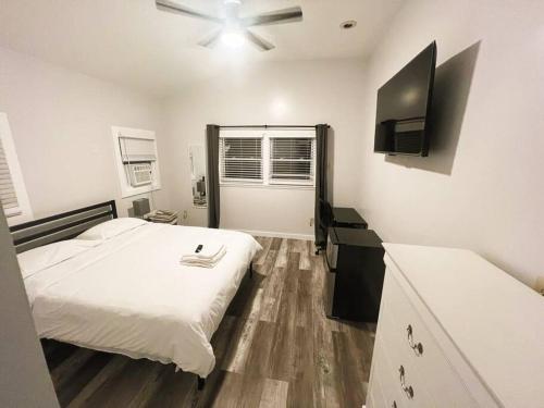 a bedroom with a bed and a ceiling fan at Stay with Jay - Quarta Suite in Cleveland
