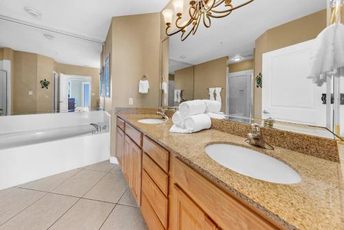 baño con 2 lavabos y espejo grande en Grandview East 1503 en Panama City Beach