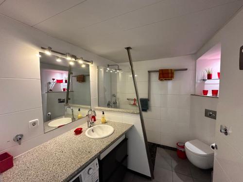 エンプリアブラバにあるAwayDays - 802 - Incredible 1-Bed Apartment with Magical Viewsのバスルーム(洗面台2台、トイレ、鏡付)