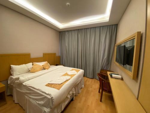 מיטה או מיטות בחדר ב-فندق أوركيد العزيزية توصيل للحرم