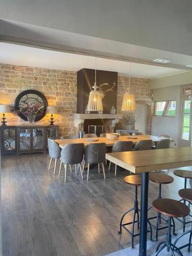une salle à manger avec des tables et des chaises en bois dans l'établissement Longère de château en Bourgogne - avec piscine, à Saint-Germain-du-Bois