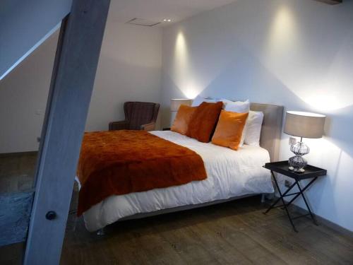 En eller flere senge i et værelse på Longère de château en Bourgogne - avec piscine