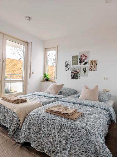 two beds sitting next to each other in a bedroom at Stilvolles Studio nahe Messe und Airport in Leinfelden-Echterdingen