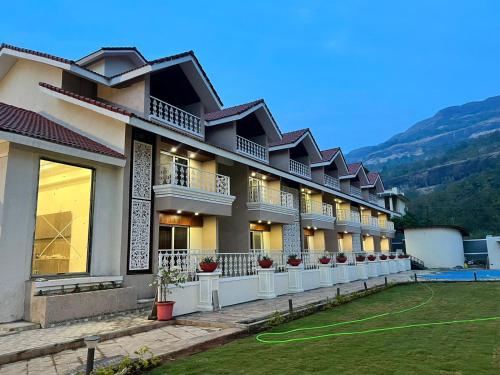 科波利The Grand Leela Resort的一座前面有草坪的大楼