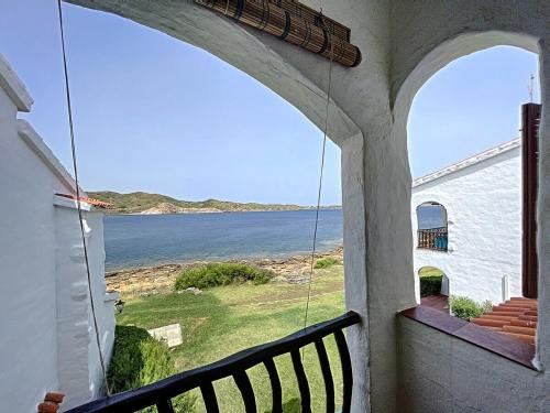 Vom Balkon eines Hauses genießen Sie Meerblick. in der Unterkunft P107 Un rinconcito en el mar in Fornells