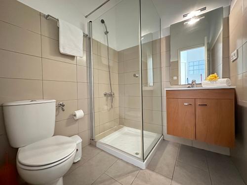 ロザスにあるAgi Joan Badosaのバスルーム(シャワー、トイレ、シンク付)