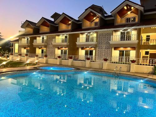uma grande piscina em frente a um hotel em The Grand Leela Resort em Khopoli