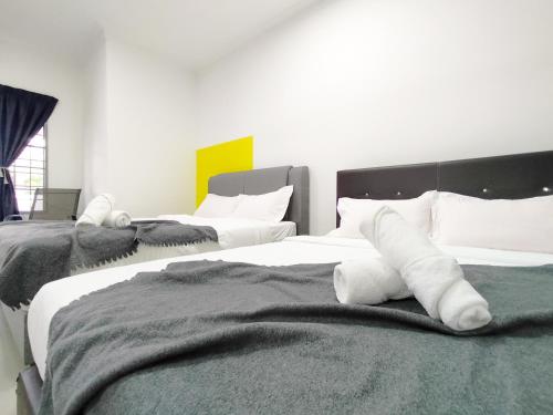 Кровать или кровати в номере Rimba Section 9 - Double Storey by Manhattan Group