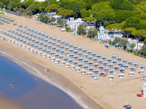 an aerial view of a beach with parked cars at Europa Camping Village in Cavallino-Treporti
