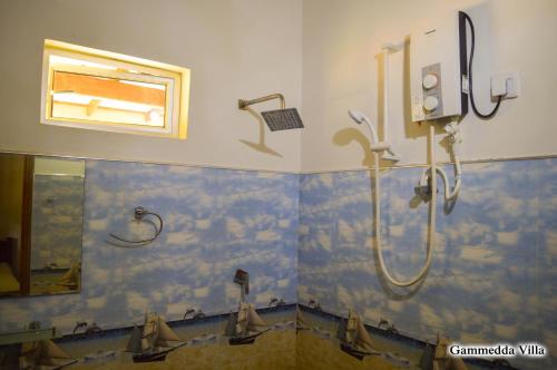 La salle de bains est pourvue d'une douche et d'un lavabo. dans l'établissement Gammedda Villa, à Habarana