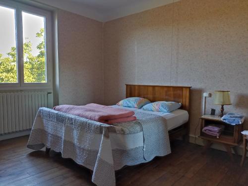 une chambre avec un lit et une fenêtre dans l'établissement Maison de campagne Lot/Dordogne, à Rouffilhac