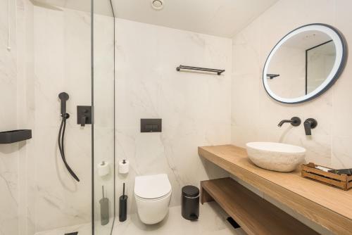 y baño con lavabo y ducha. en Lesvion Hotel en Mitilene