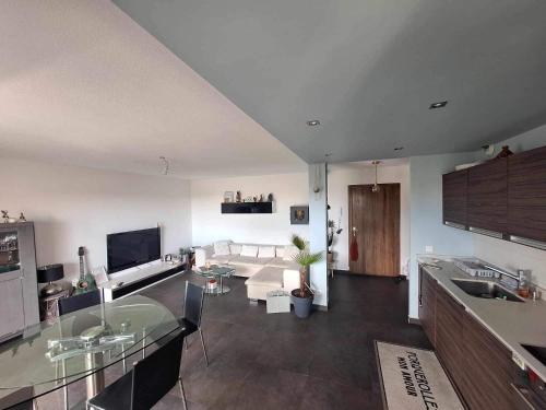 un salon avec un canapé et une table dans l'établissement Bel appartement moderne avec piscine, à Hyères