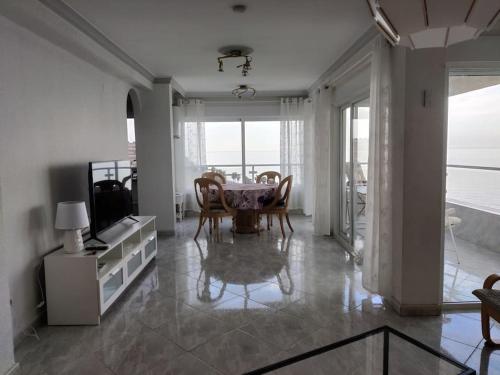 ein Esszimmer mit einem Tisch und Stühlen in einem Zimmer in der Unterkunft Algarrobo Costa luxury apartment POMELO , seafront in Algarrobo-Costa