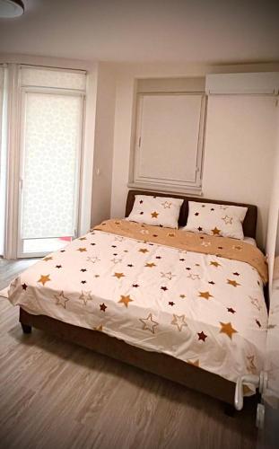 Un dormitorio con una cama con estrellas. en Amore Lux en Paraćin