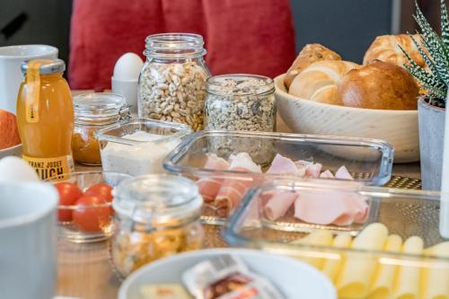 einen Tisch mit Schalen mit Lebensmitteln und anderen Lebensmitteln in der Unterkunft Appartements Perberschlager in Oetz