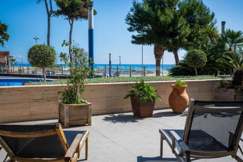 AT062 Planta baja en 1ra línea con salida a la piscina, completamente equipado